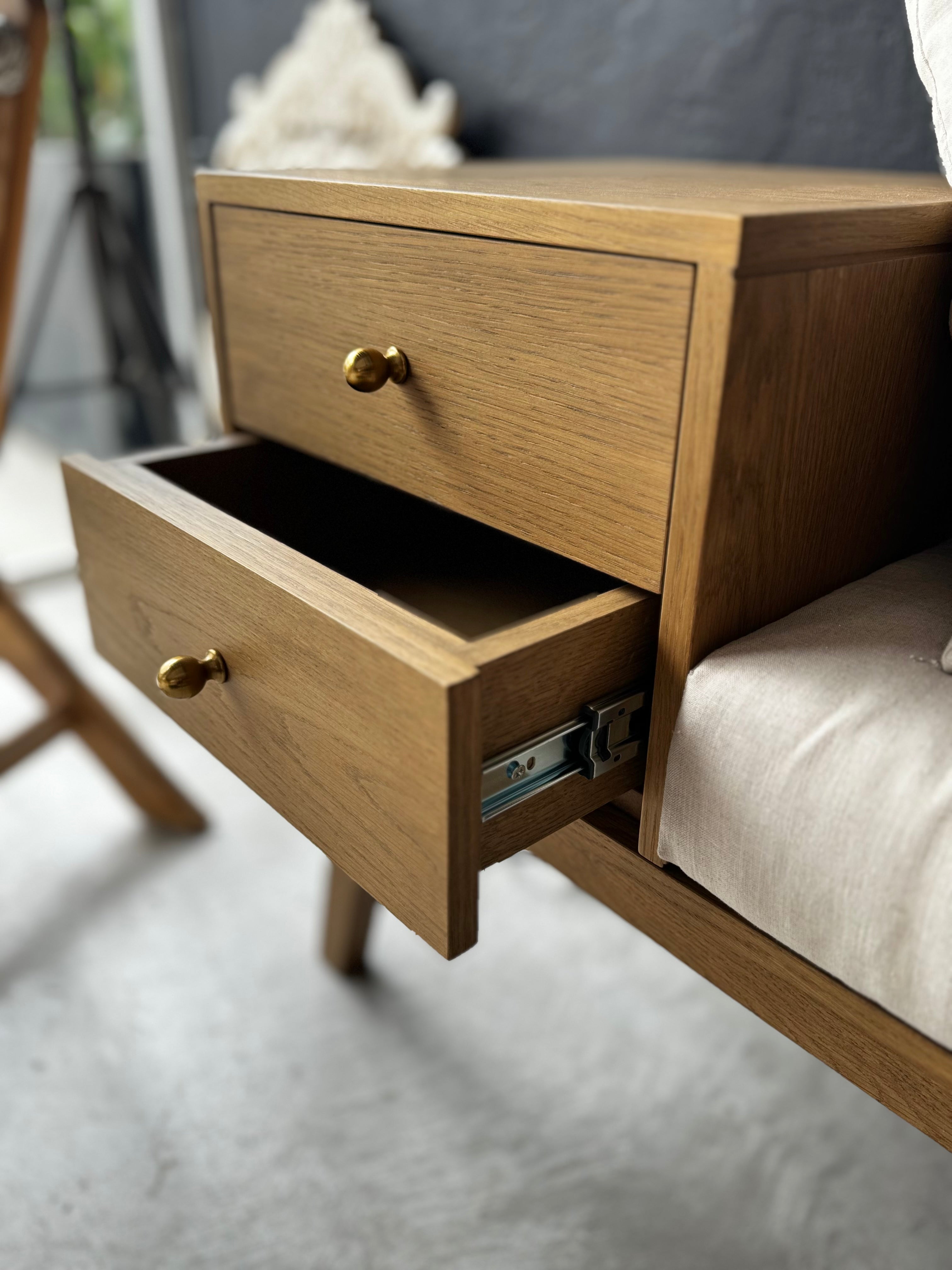 ΕΠΙΠΛΟ ΕΙΣΟΔΟΥ ΜΕ ΚΑΘΙΣΜΑ ΚΑΙ  ΣΥΡΤΑΡΙΑ