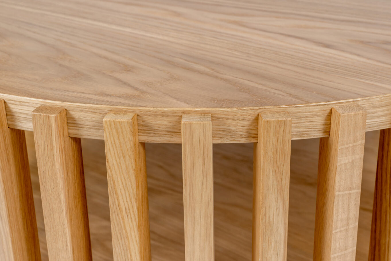 ΣΤΡΟΓΓΥΛΟ ΤΡΑΠΕΖΑΚΙ ΣΑΛΟΝΙΟΥ ΔΡΥΣ ΣΕ 2 ΧΡΩΜΑΤΑ ΦΥΣΙΚΟ ΚΑΙ ΜΑΥΡΟ ΜΑΤ