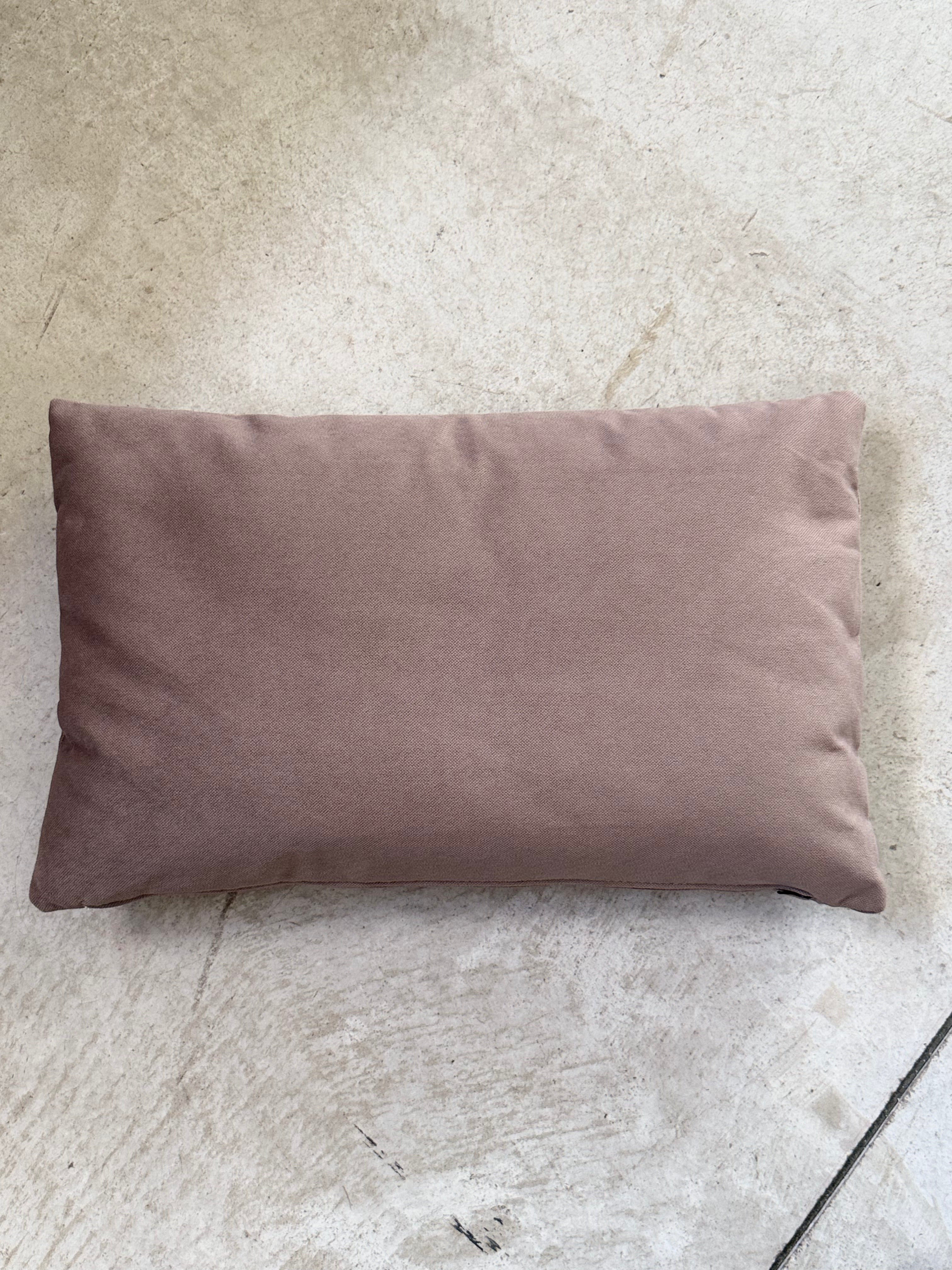 Cushion-A / Μακρόστενο λεπτό μαξιλάρι ντεκόρ
