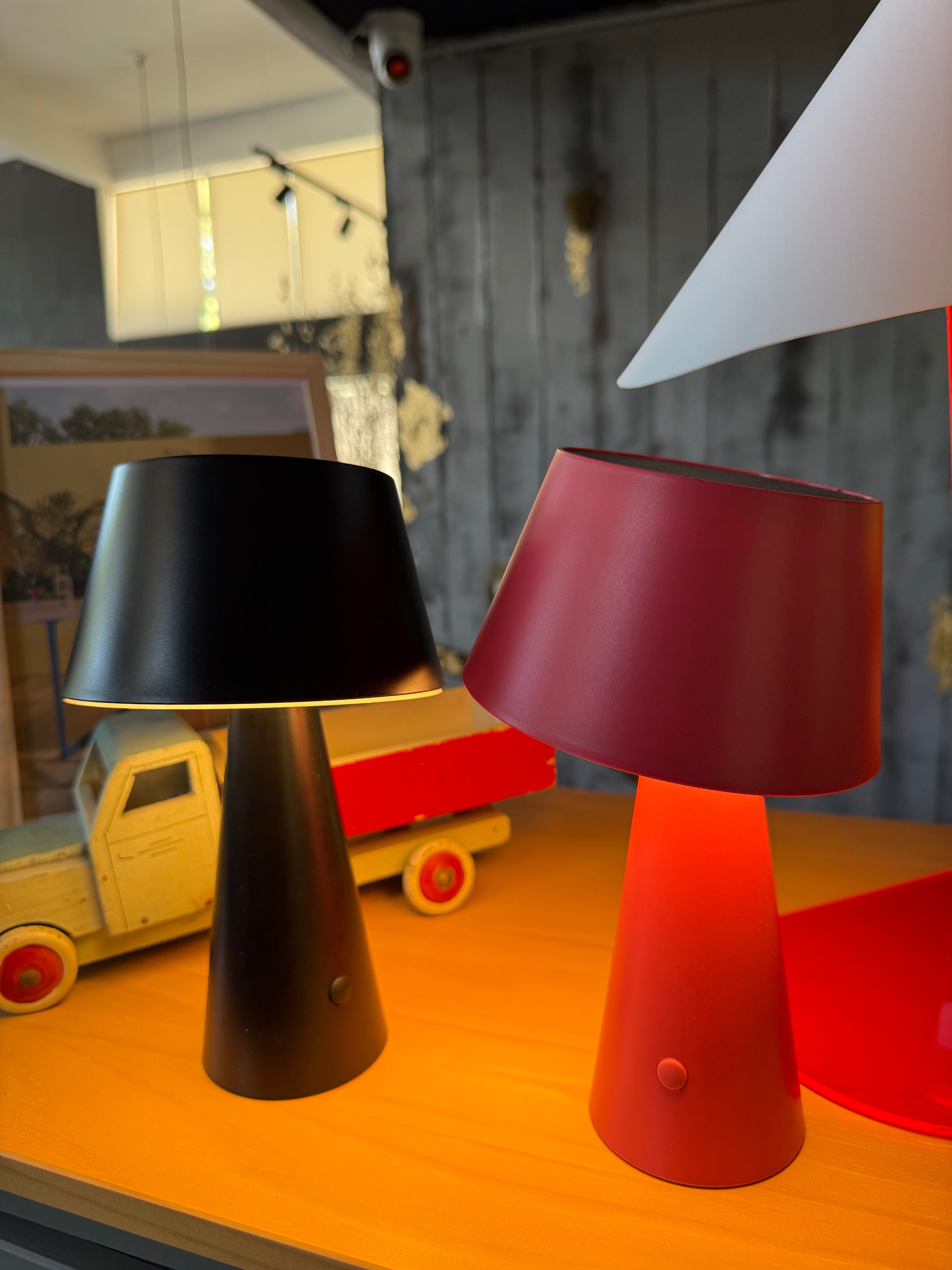 Tizia / επαναφορτιζόμενο φωτιστικό