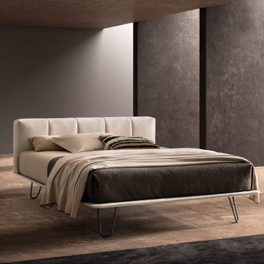 διπλό ντυμένο κρεβάτι