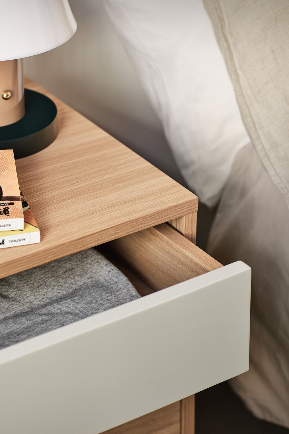 Ξύλινο κομοδίνο με 2 συρτάρια