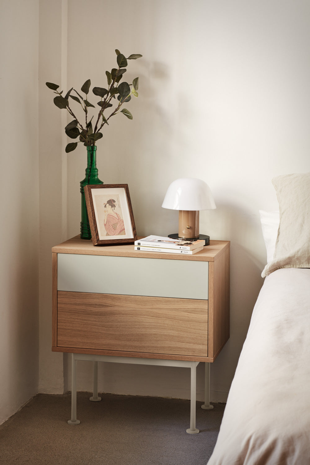 Ξύλινο κομοδίνο με 2 συρτάρια