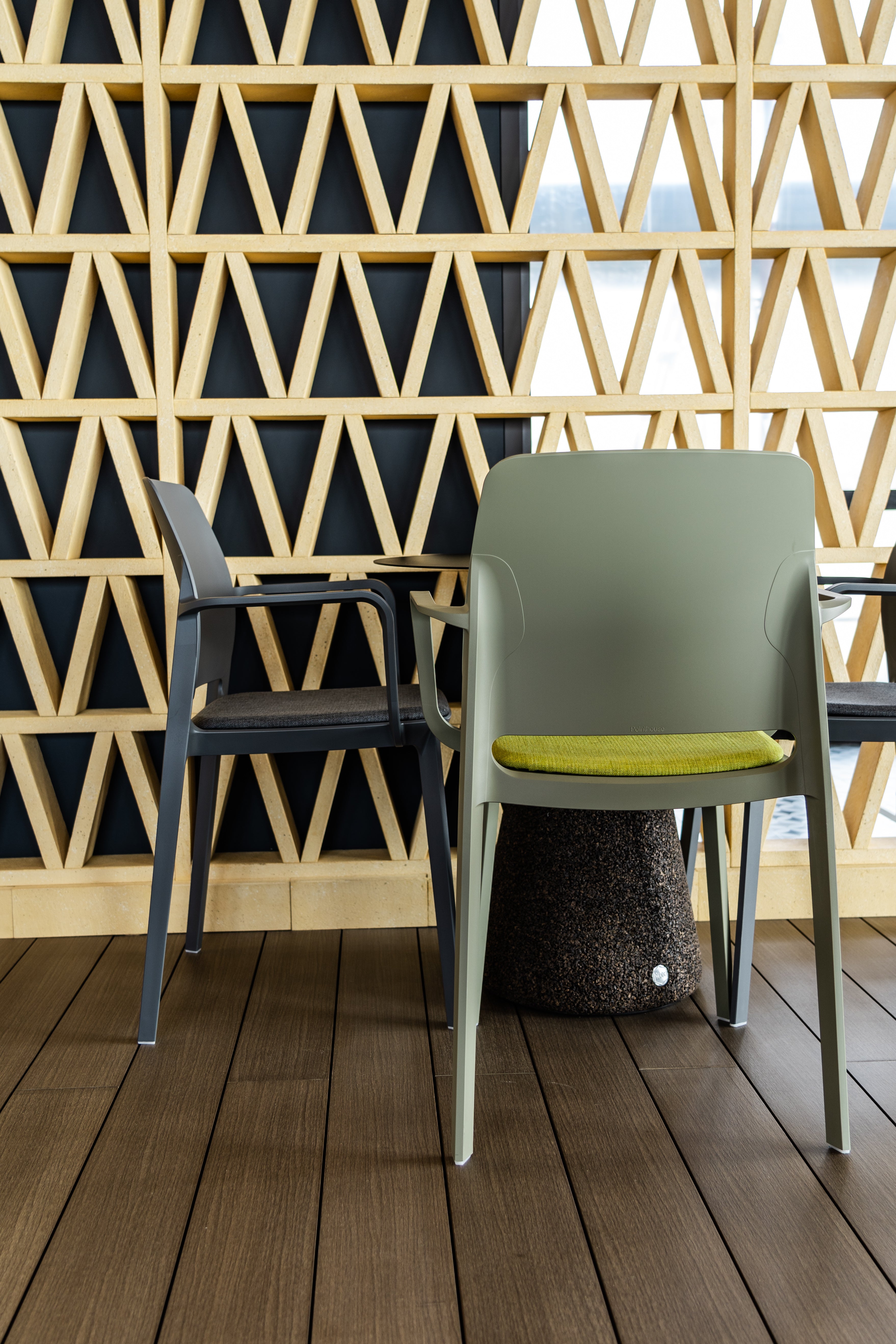 Καρέκλα με μπράτσα και μαξιλάρι T!pa Pointhouse