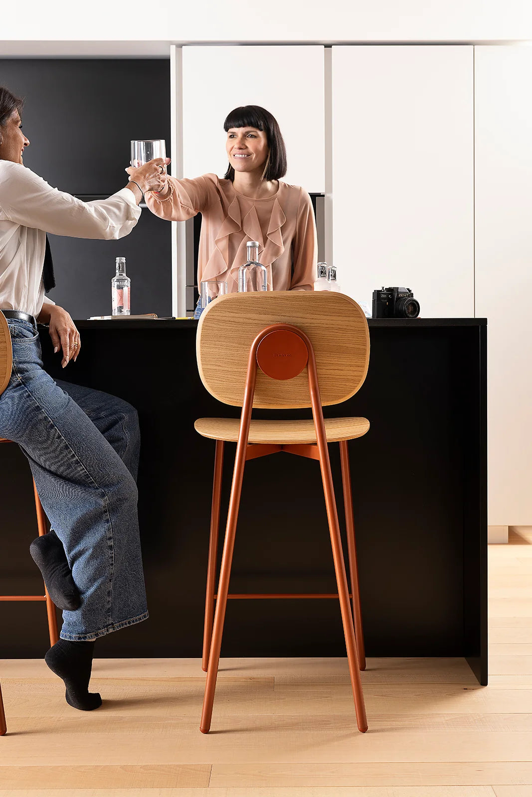 TATA YOUNG VENEERED Σκαμπό ξύλο-μέταλλο Pointhouse