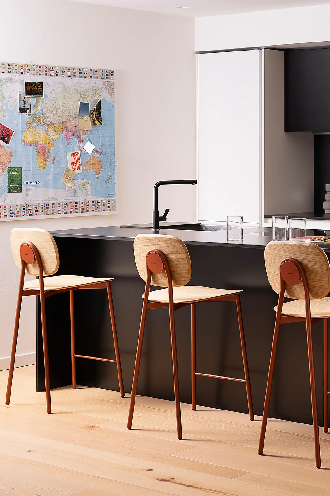 TATA YOUNG VENEERED Σκαμπό ξύλο-μέταλλο Pointhouse