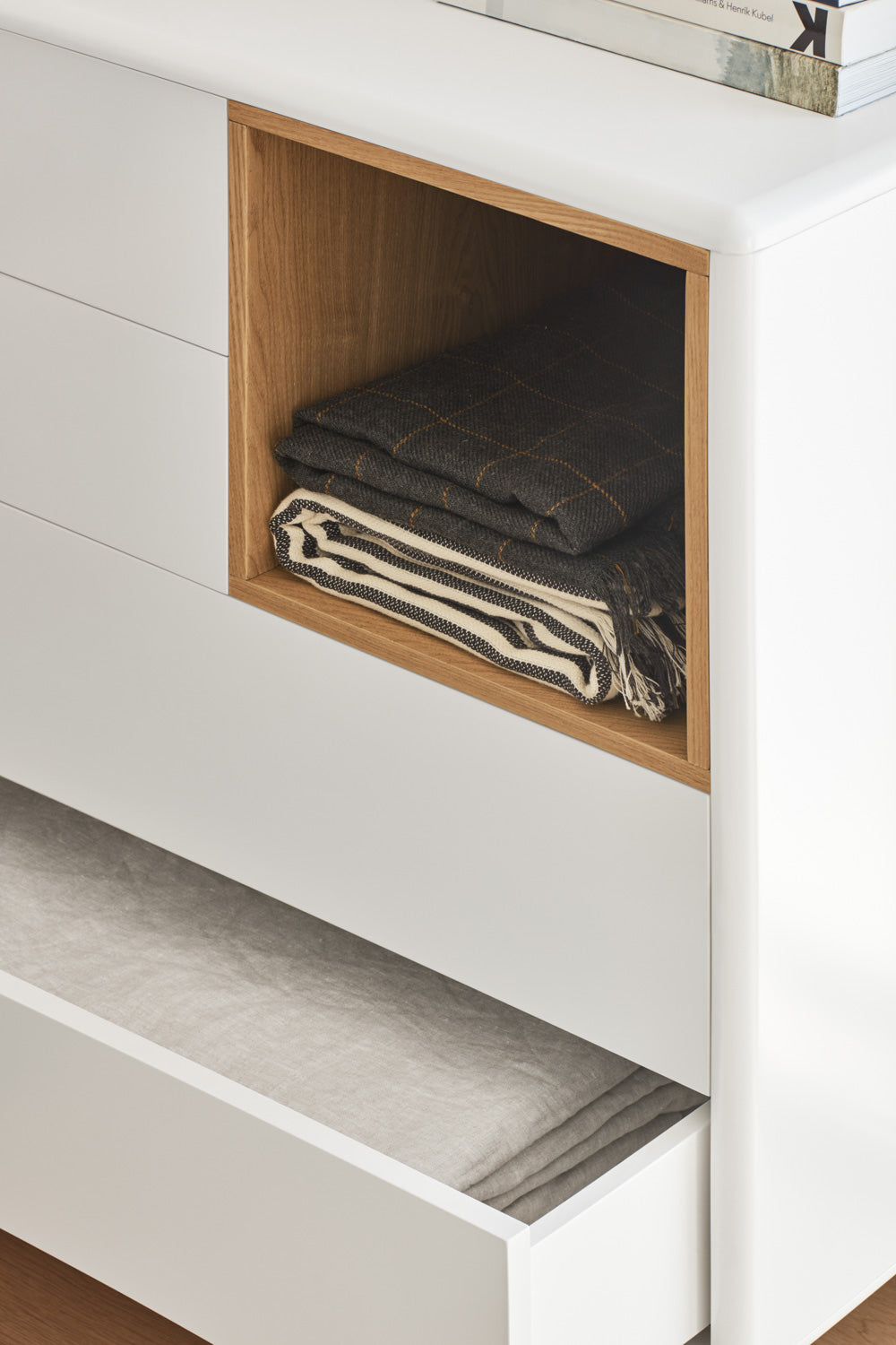 Ξύλινη συρταριέρα