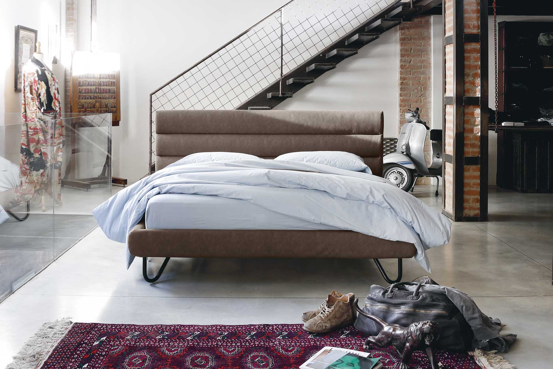 Διπλό ντυμένο κρεβάτι